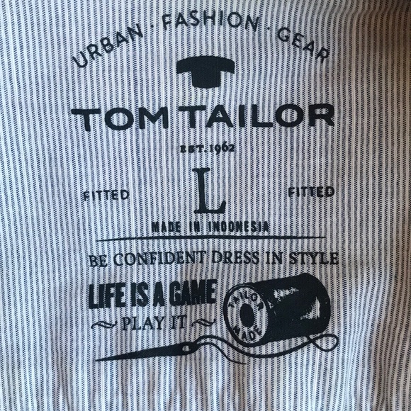 NWOT Men’s long-sleeved button down collared shirt blue/light pinstripe - Picture 5 of 8